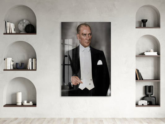 Smokinli Atatürk Cam Tablo – Cumhuriyet Zarafetini Yansıtan Modern 4 mm Temperli Cam Duvar Dekoru -PeonyAta1008