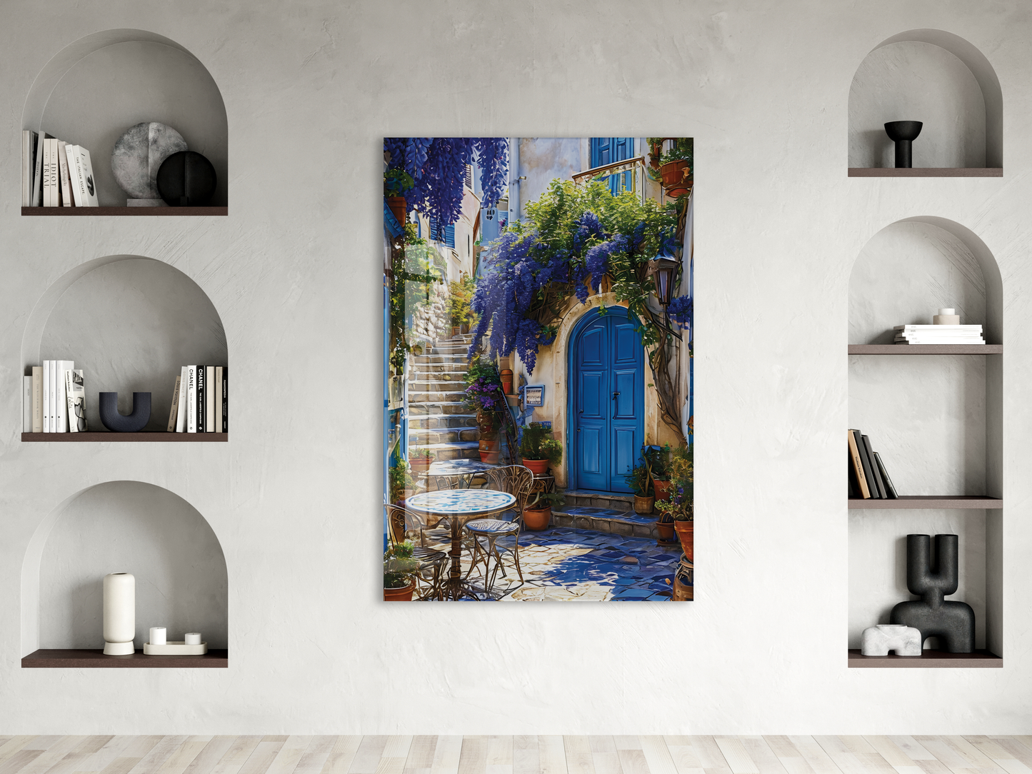 Mavi Kapılı Akdeniz Sokağı Cam Tablo – Çiçekli Taş Merdiven ve Ege Esintili Duvar Dekoru - Peony055