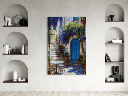 Mavi Kapılı Akdeniz Sokağı Cam Tablo – Çiçekli Taş Merdiven ve Ege Esintili Duvar Dekoru - Peony055