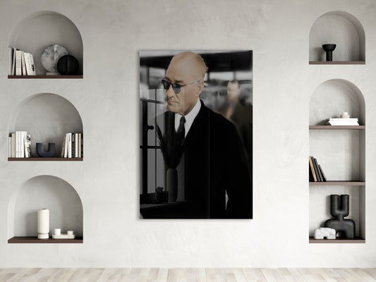 Gözlüklü Atatürk Portre Cam Tablo – Entelektüel Liderliği Yansıtan Modern 4 mm Temperli Cam Duvar Dekoru -PeonyAta1006