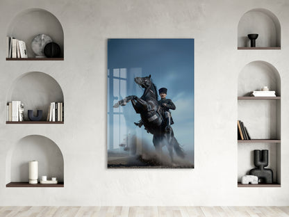 Atatürk At Üzerinde Cam Tablo – Liderlik ve Kurtuluş Ruhunu Yansıtan 4 mm Temperli Cam -PeonyAta056