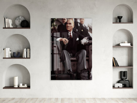 Atatürk Cam Tablo – İkonik Liderlik Portresi, 4 mm Temperli Cam Üzerine Prestijli ve Güçlü Duvar Dekoru -PeonyAta1026