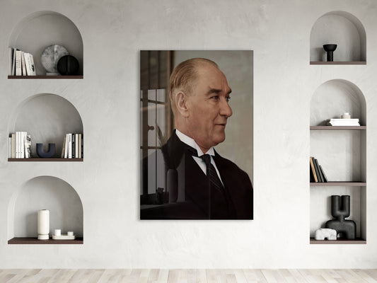 Atatürk Profil Portre Cam Tablo – Liderlik ve Vizyonu Yansıtan Modern 4 mm Temperli Cam Duvar Dekoru -PeonyAta1002