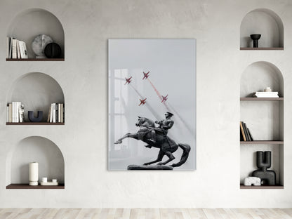 Atatürk At Üzerinde Cam Tablo – Modern Liderlik Temalı 4 mm Temperli Cam Duvar Dekoru -PeonyAta054