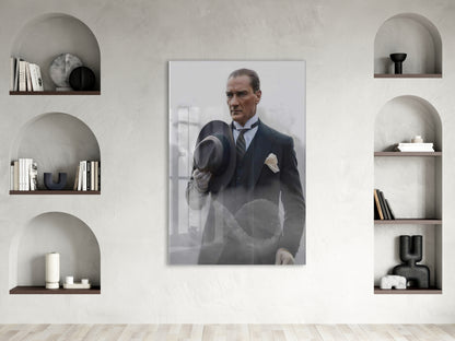 Atatürk Şapkalı Portre Cam Tablo | Zarif ve Güçlü Atatürk Tasviri, Modern Duvar Dekoru, UV Baskı Temperli Cam PeonyAta048