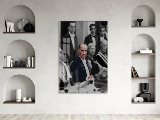 Diplomatik Davette Atatürk Cam Tablo – Devlet Adamlığı ve Modern Cumhuriyeti Yansıtan 4 mm Temperli Cam Duvar Dekoru -PeonyAta1016
