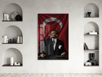 Atatürk Türk Bayrağı Önünde Cam Tablo – Devlet Adamlığı ve Liderlik Temalı 4 mm Temperli Cam-PeonyAta057