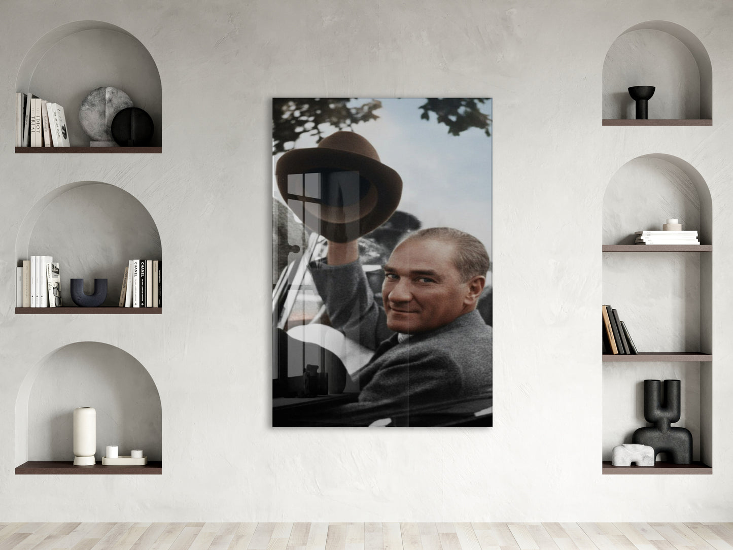 Atatürk Şapkalı Selam Verirken Cam Tablo – Halkla Bütünleşen Lider Temalı Cam Duvar Tablosu -PeonyAta066