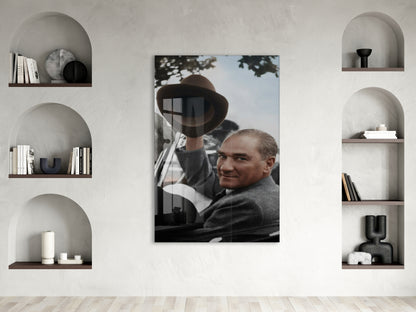 Atatürk Şapkalı Selam Verirken Cam Tablo – Halkla Bütünleşen Lider Temalı Cam Duvar Tablosu -PeonyAta066