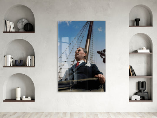 Gemide Atatürk Cam Tablo – İleri Görüş ve Liderliği Simgeleyen Modern 4 mm Temperli Cam Duvar Dekoru -PeonyAta1007