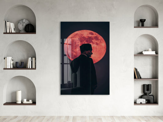 Kırmızı Ay Önünde Atatürk Silüeti Cam Tablo – Mustafa Kemal Atatürk’ün Liderliğini ve Tarihi Kararlılığını Yansıtan Modern ve Sanatsal Duvar Dekoru-PeonyAta040