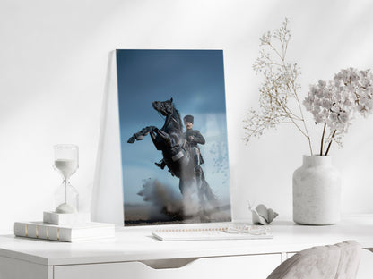 Atatürk At Üzerinde Cam Tablo – Liderlik ve Kurtuluş Ruhunu Yansıtan 4 mm Temperli Cam -PeonyAta056