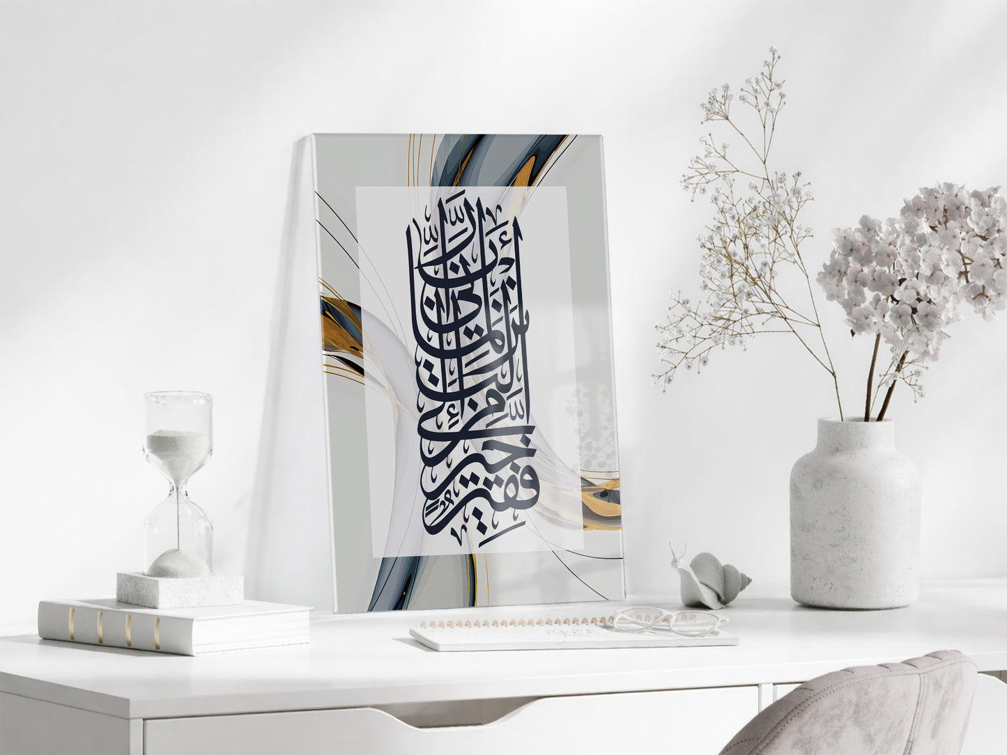 Modern Hat Sanatı Cam Tablo – Siyah Yazı, Altın Dokunuşlu Dikey Tasarım - PeonyDini089