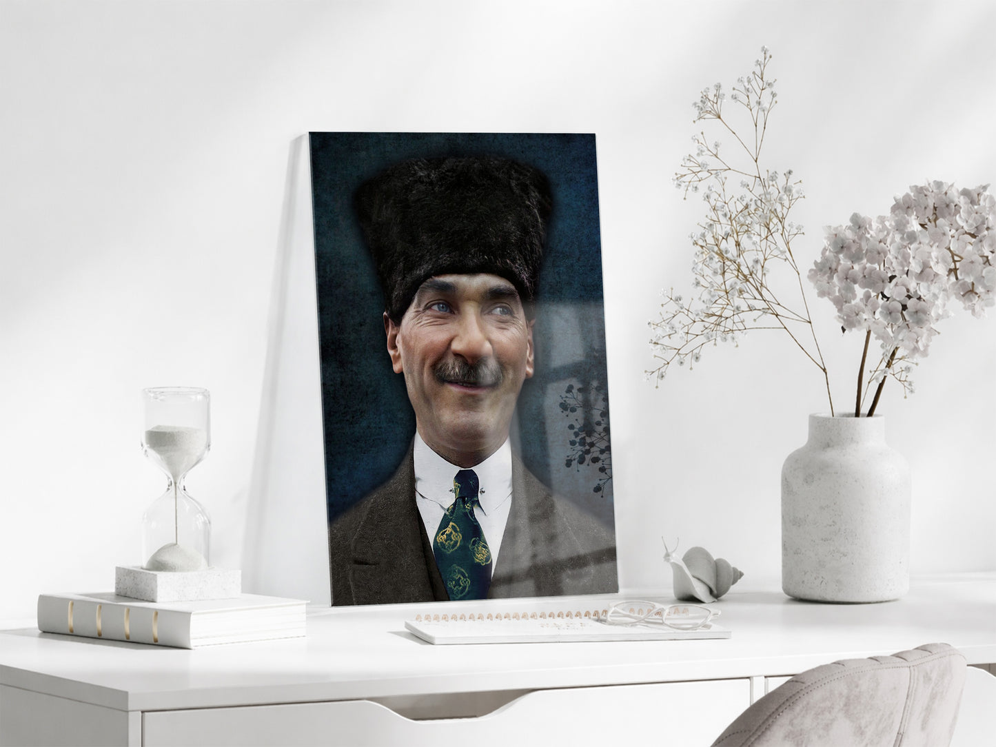Kalpaklı Atatürk Portre Cam Tablo – Millî Mücadele Ruhunu Yansıtan Modern 4 mm Temperli Cam Duvar Dekoru -PeonyAta1003