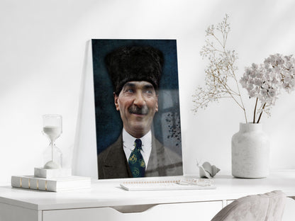 Kalpaklı Atatürk Portre Cam Tablo – Millî Mücadele Ruhunu Yansıtan Modern 4 mm Temperli Cam Duvar Dekoru -PeonyAta1003