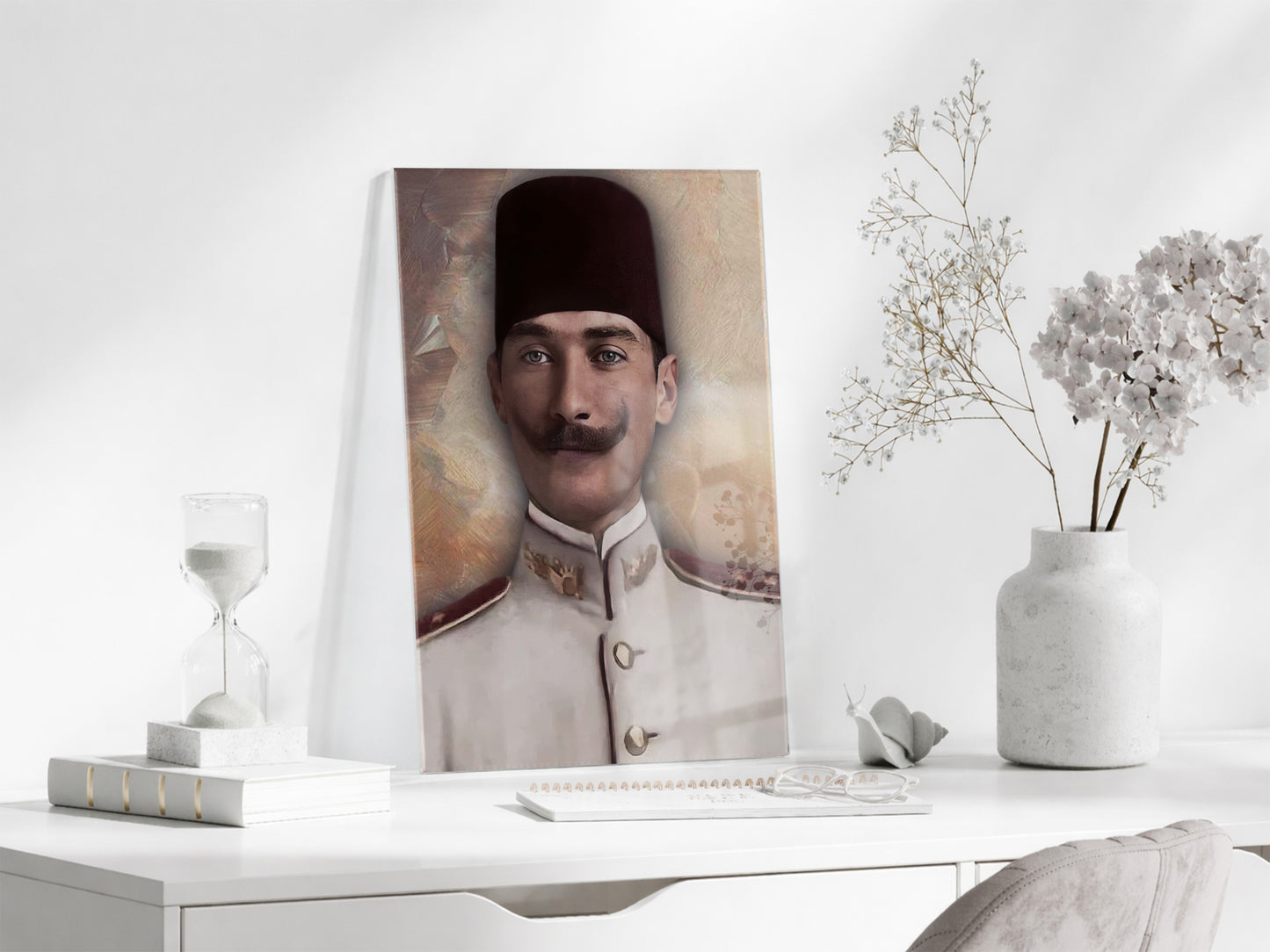 Atatürk Cam Tablo – Fesli Portre Tasarımı, 4 mm Temperli Cam Üzerine Modern ve Klasik Duvar Dekoru -PeonyAta1020