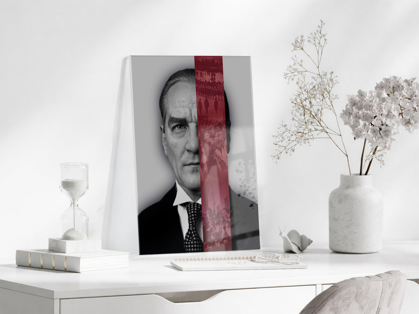 Atatürk Cam Tablo – Lider ve Millet Temalı, Kırmızı Şerit Detaylı 4 mm Temperli Cam Duvar Dekoru -PeonyAta1019