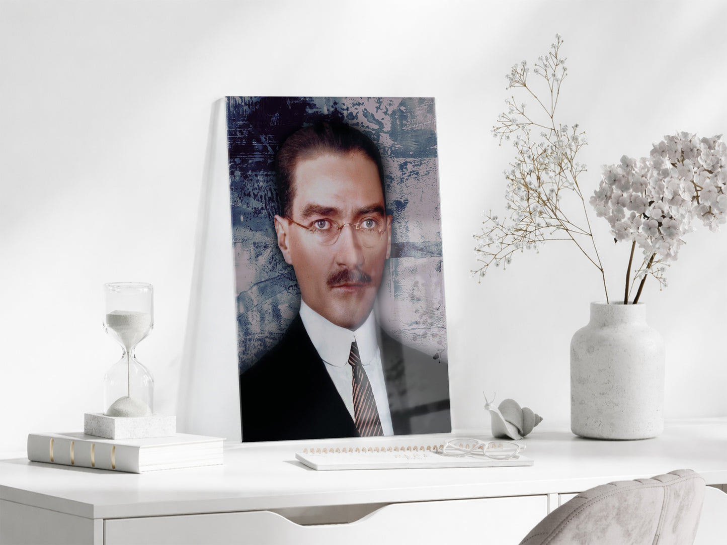 Atatürk Cam Tablo – Gözlüklü Portre Tasarımı, 4 mm Temperli Cam Üzerine Modern ve Prestijli Duvar Dekoru -PeonyAta1021