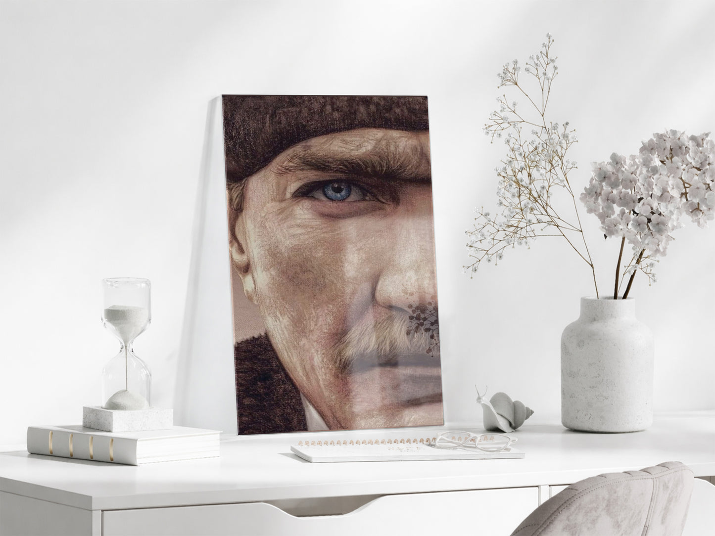 Atatürk Mavi Göz Detayı Cam Tablo – 4 mm Temperli Cam, Sanatsal Portre Duvar Dekoru -PeonyAta053