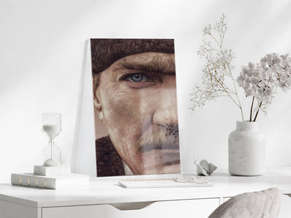Atatürk Mavi Göz Detayı Cam Tablo – 4 mm Temperli Cam, Sanatsal Portre Duvar Dekoru -PeonyAta053
