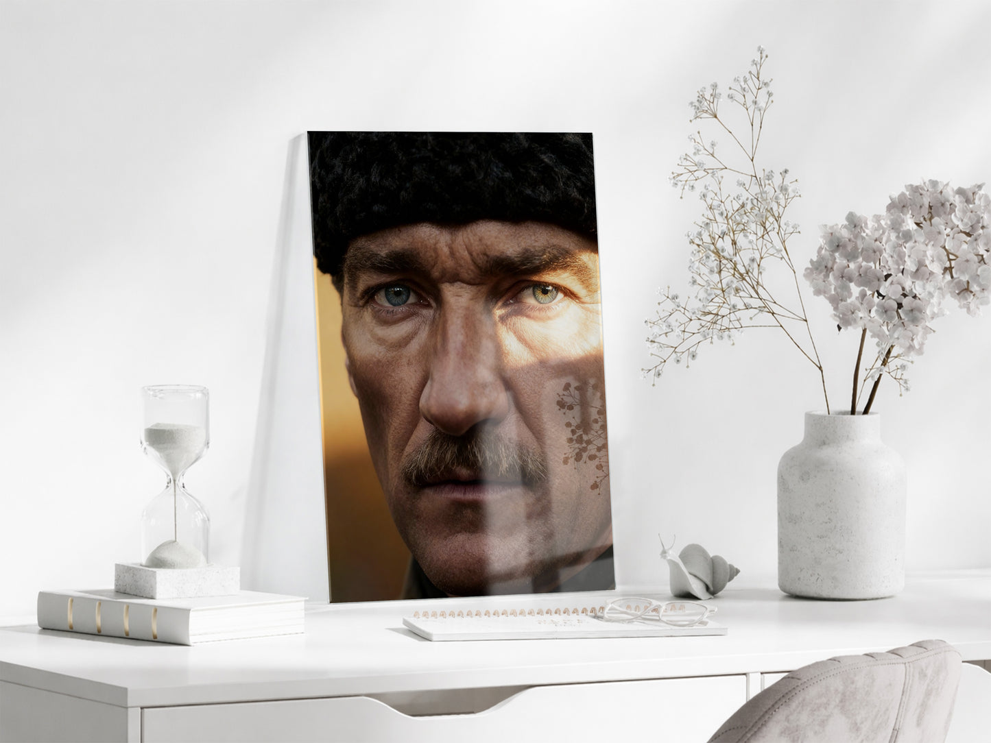 Mustafa Kemal Atatürk Portre Cam Tablo – Siyah Beyaz Derin Bakışlı Modern Duvar Dekoru -PeonyAta069