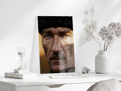 Mustafa Kemal Atatürk Portre Cam Tablo – Siyah Beyaz Derin Bakışlı Modern Duvar Dekoru -PeonyAta069