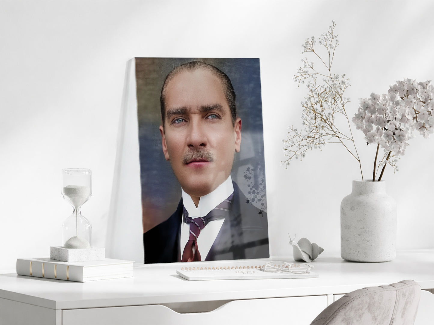 Atatürk Cam Tablo – Zamansız ve Asil Portre, 4 mm Temperli Cam Üzerine Modern Duvar Dekoru -PeonyAta1030