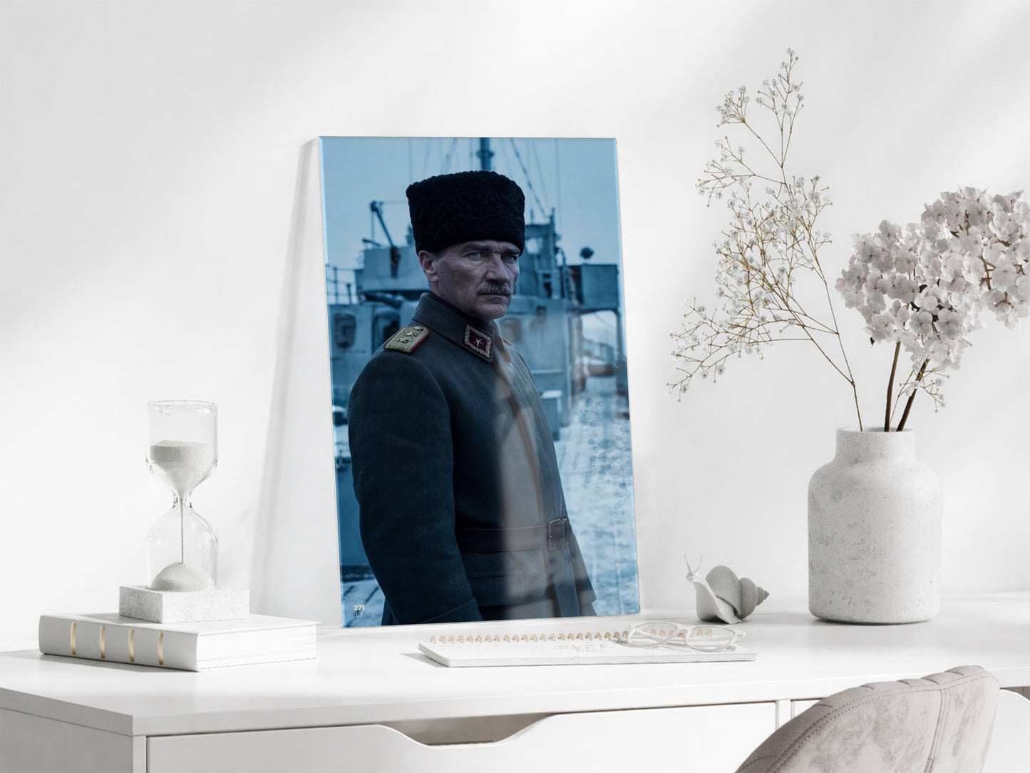 Atatürk Askerî Üniformalı Cam Tablo – Cephe ve Liderlik Temalı Premium Cam Duvar Tablosu -PeonyAta065