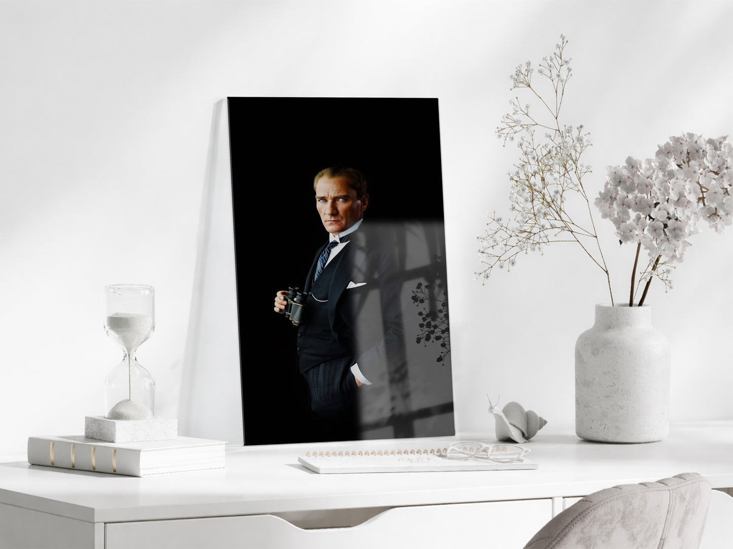 Atatürk Modern Portre Cam Tablo – Siyah Arka Planlı Liderlik Temalı 4 mm Temperli Cam -PeonyAta058