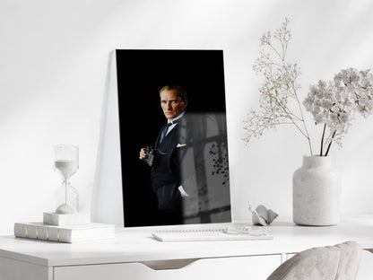 Atatürk Modern Portre Cam Tablo – Siyah Arka Planlı Liderlik Temalı 4 mm Temperli Cam -PeonyAta058