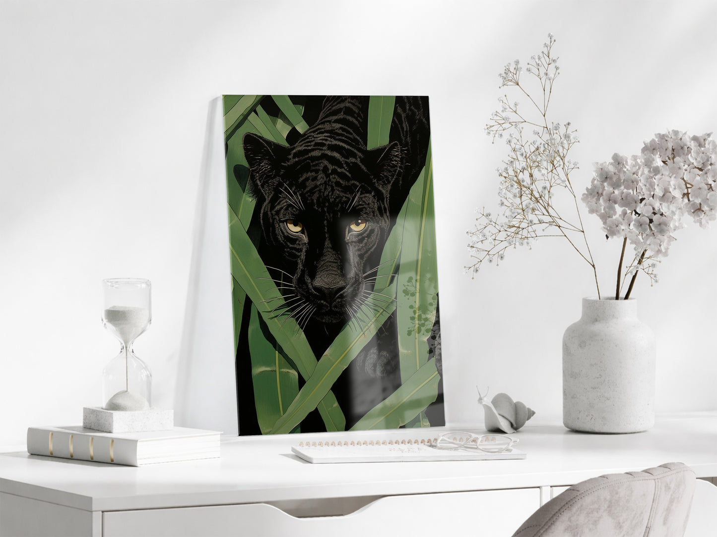 Tropikal Yapraklar Arasında Siyah Panter Cam Tablo – Gizem ve Güç Temalı Duvar Dekoru- Peony088