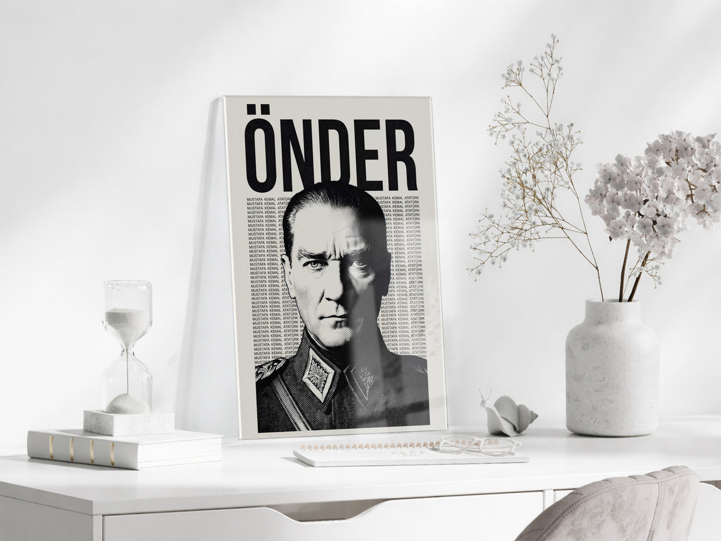Mustafa Kemal Atatürk Önder Cam Tablo – Modern Tipografik Atatürk Duvar Dekoru -PeonyAta072