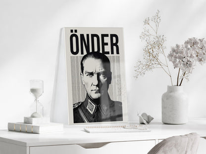 Mustafa Kemal Atatürk Önder Cam Tablo – Modern Tipografik Atatürk Duvar Dekoru -PeonyAta072