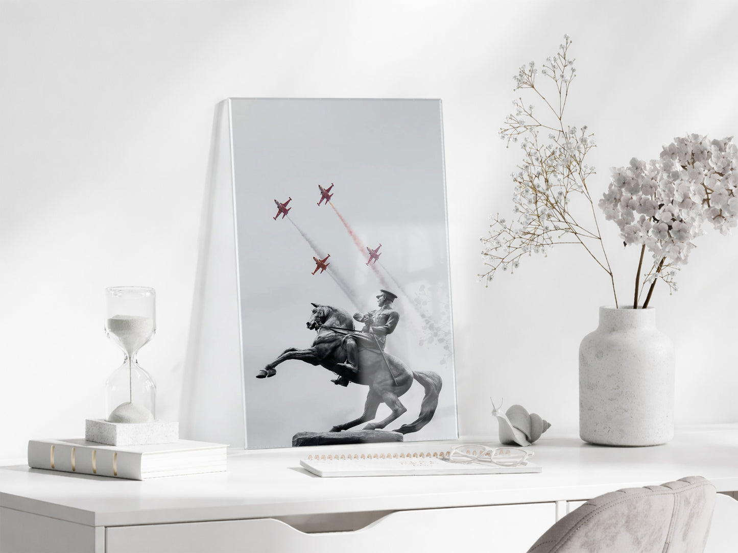 Atatürk At Üzerinde Cam Tablo – Modern Liderlik Temalı 4 mm Temperli Cam Duvar Dekoru -PeonyAta054