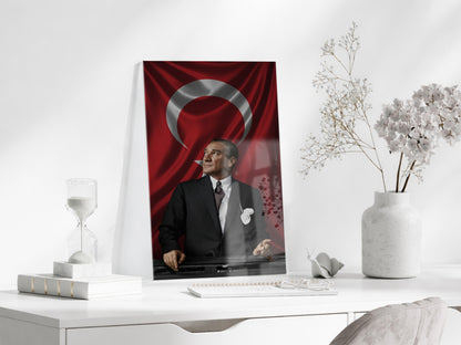 Atatürk Türk Bayrağı Önünde Cam Tablo – Devlet Adamlığı ve Liderlik Temalı 4 mm Temperli Cam-PeonyAta057