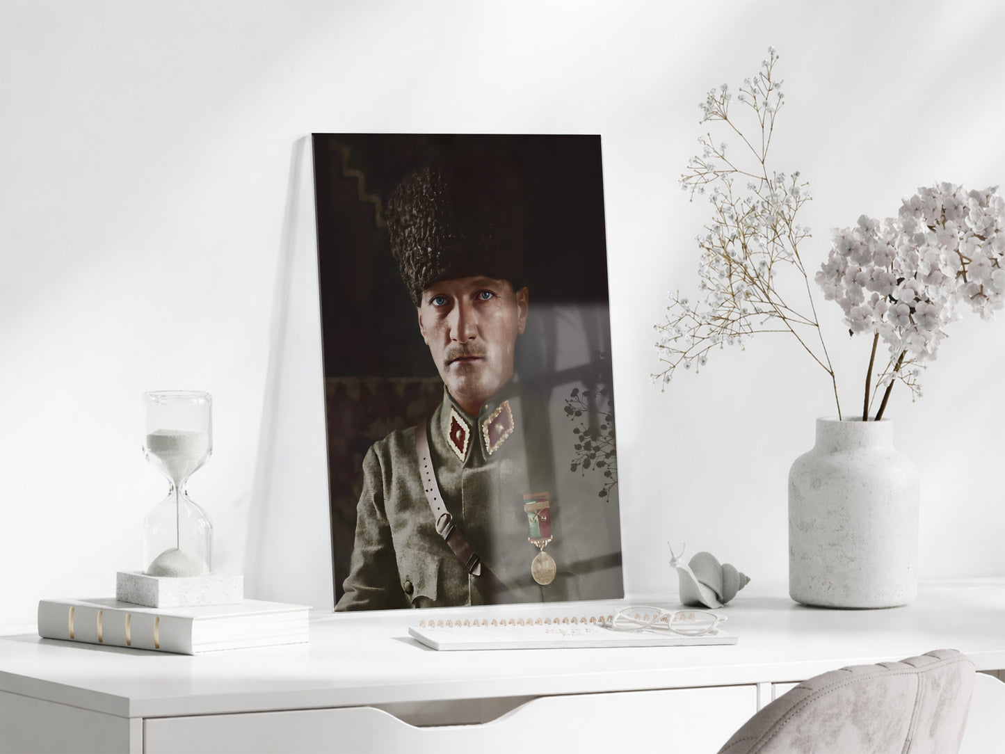 Atatürk Cam Tablo – Askerî Üniformalı İkonik Portre, 4 mm Temperli Cam Üzerine Premium Duvar Dekoru -PeonyAta1029