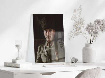 Atatürk Cam Tablo – Askerî Üniformalı İkonik Portre, 4 mm Temperli Cam Üzerine Premium Duvar Dekoru -PeonyAta1029