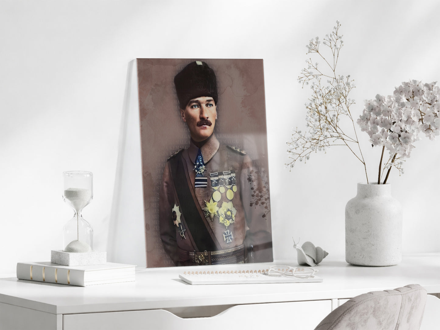 Madalyalı Kalpaklı Atatürk Cam Tablo – Kahramanlık ve Onuru Yansıtan 4 mm Temperli Cam Duvar Dekoru -PeonyAta1014