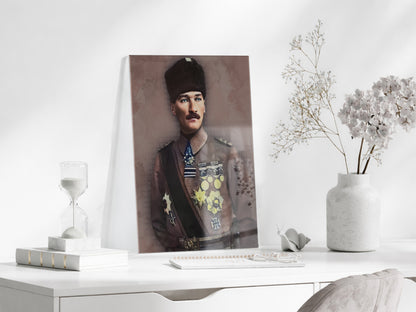 Madalyalı Kalpaklı Atatürk Cam Tablo – Kahramanlık ve Onuru Yansıtan 4 mm Temperli Cam Duvar Dekoru -PeonyAta1014