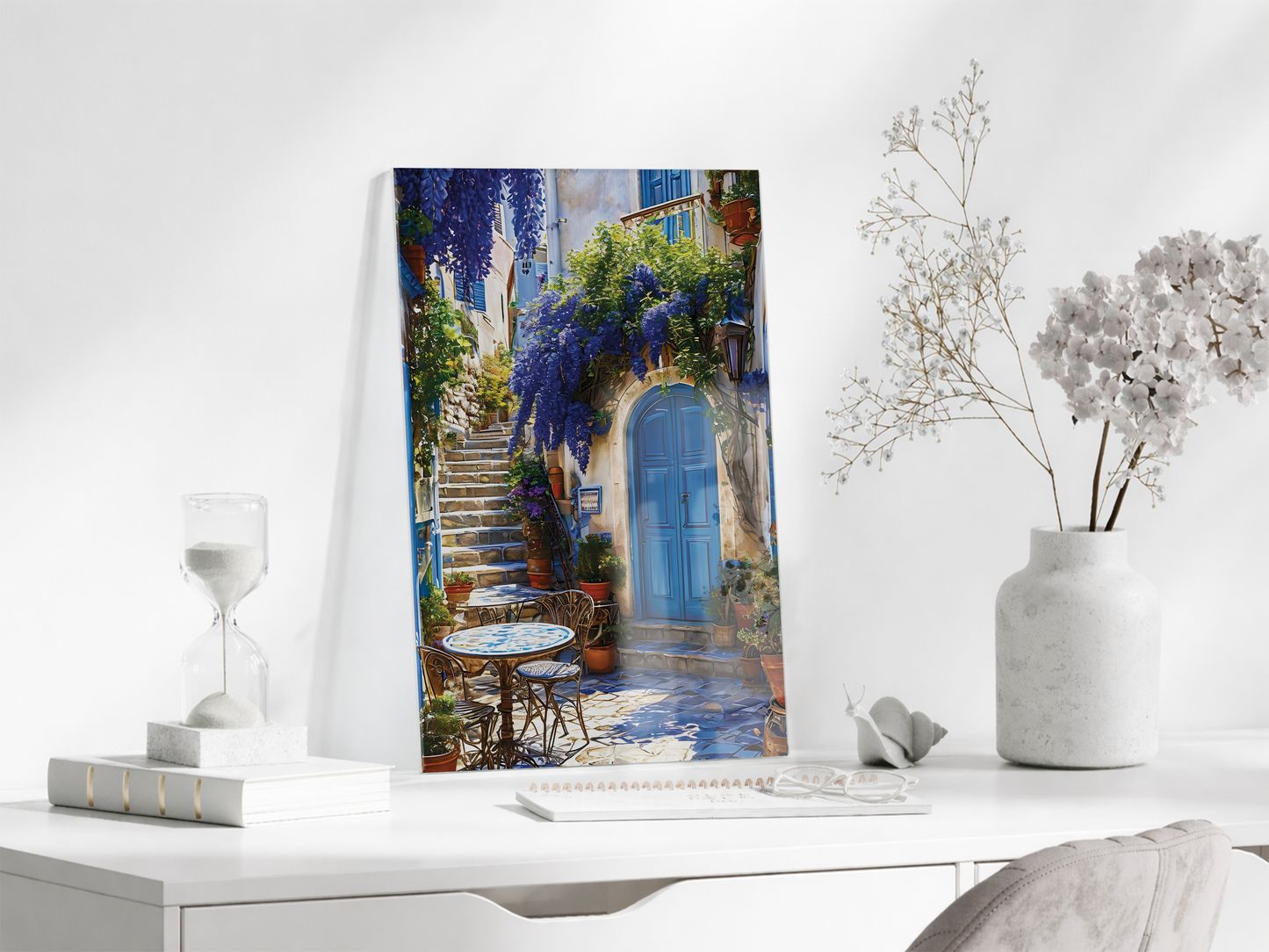 Mavi Kapılı Akdeniz Sokağı Cam Tablo – Çiçekli Taş Merdiven ve Ege Esintili Duvar Dekoru - Peony055