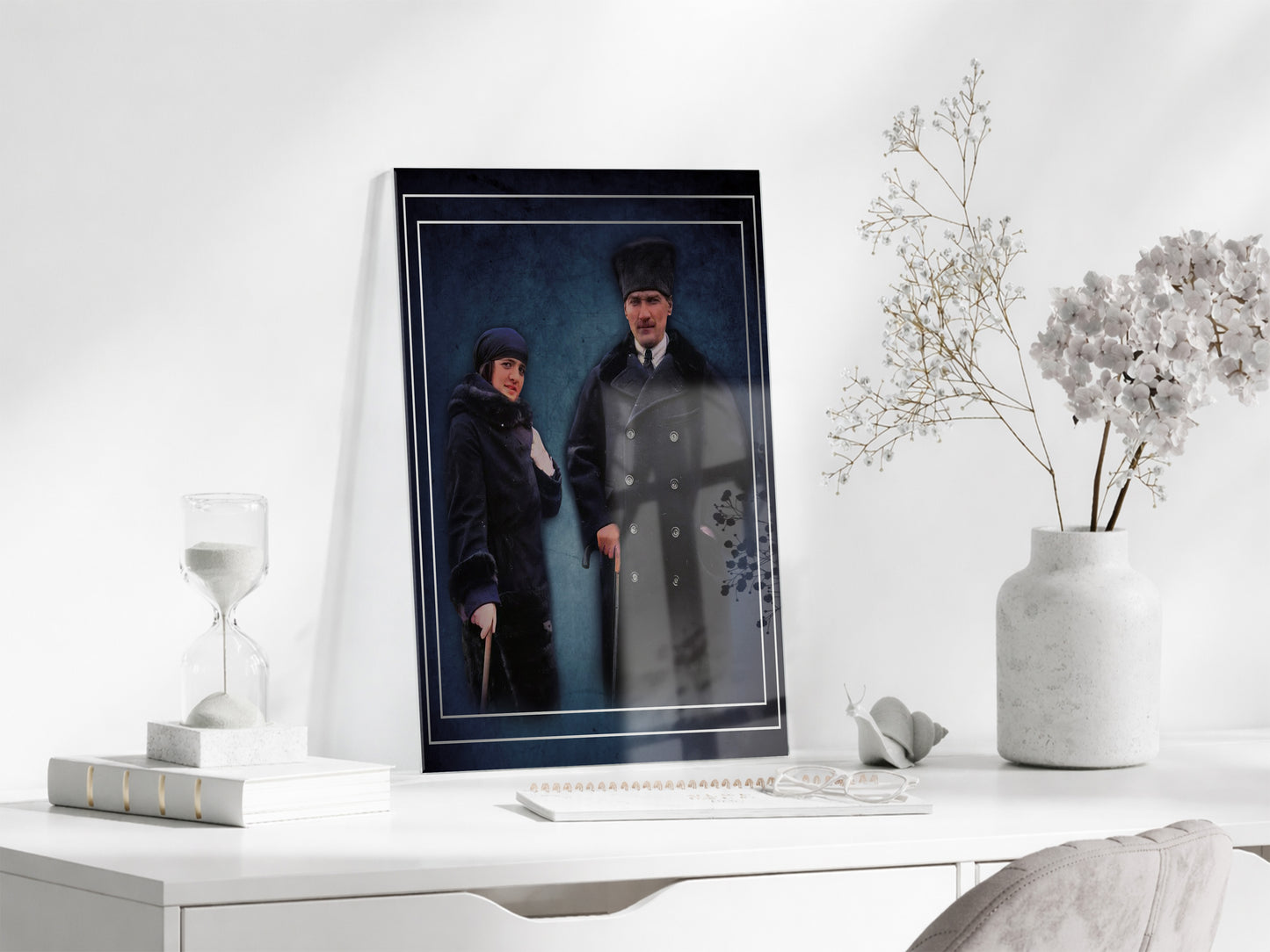 Atatürk ve Latife Hanım Cam Tablo – Cumhuriyet Dönemini Yansıtan Prestijli 4 mm Temperli Cam Duvar Dekoru -PeonyAta1004