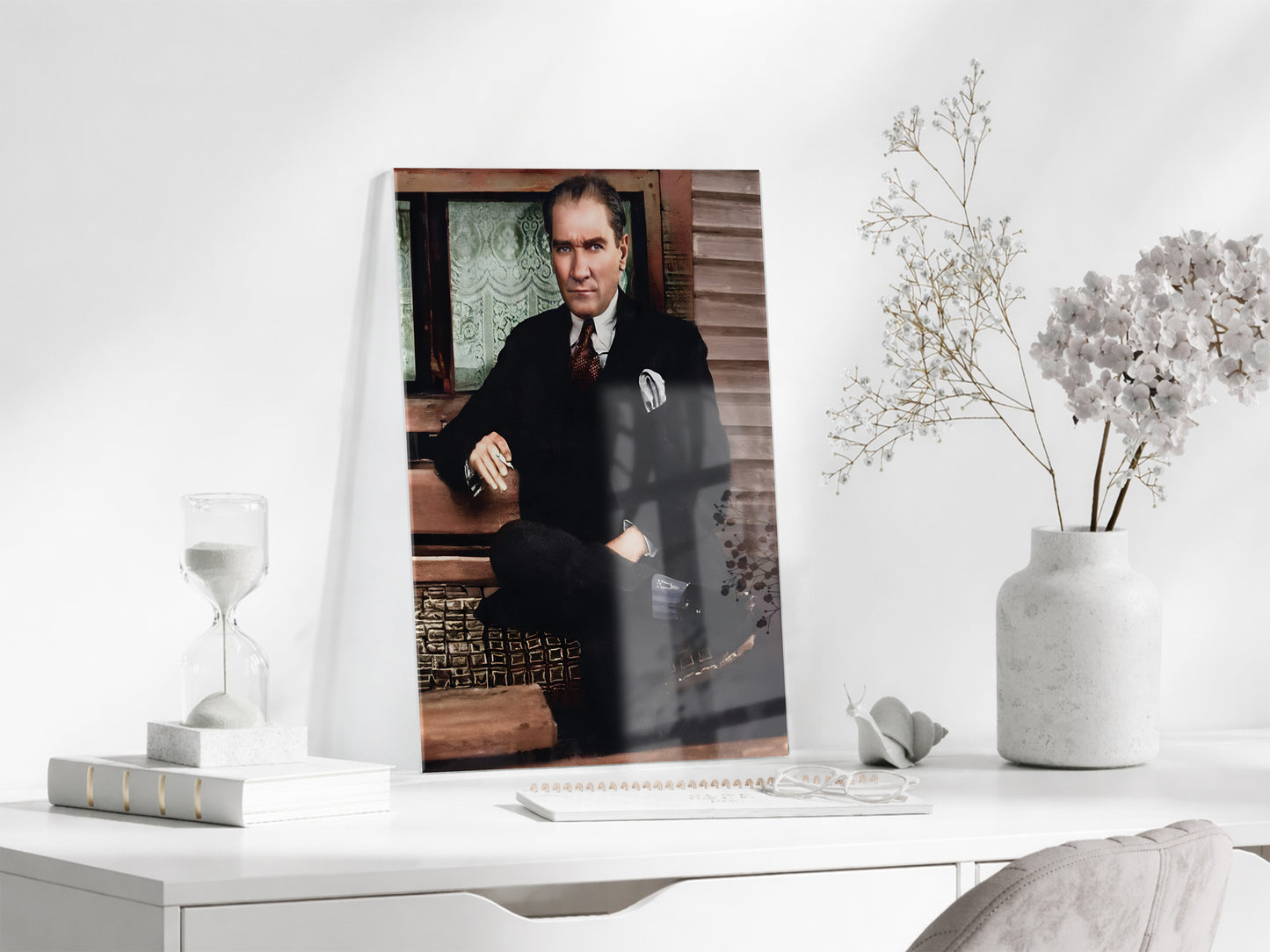 Atatürk Cam Tablo – Lider Portresi, 4 mm Temperli Cam Üzerine Prestijli Duvar Dekoru -PeonyAta1025