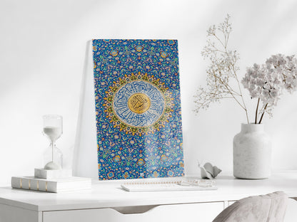 Ayet’el Kürsi Yazılı İslami Cam Tablo | Mavi Çini Desenli, Altın Detaylı Hat Sanatı UV Baskı Temperli Cam Duvar Dekoru - PeonyDini0104