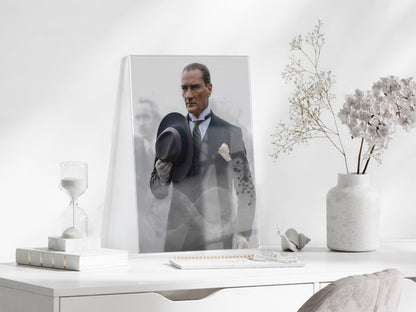 Atatürk Şapkalı Portre Cam Tablo | Zarif ve Güçlü Atatürk Tasviri, Modern Duvar Dekoru, UV Baskı Temperli Cam PeonyAta048