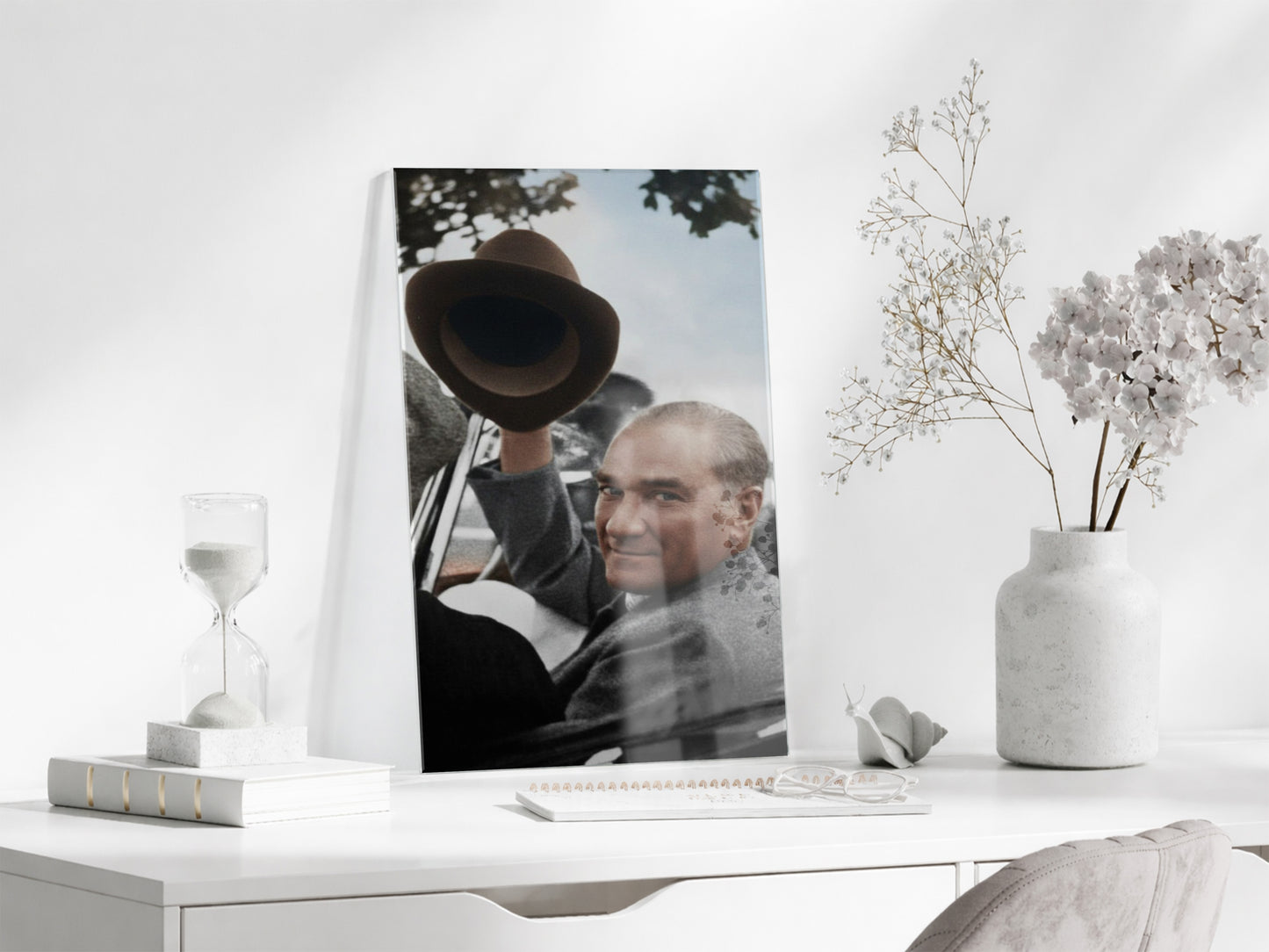 Atatürk Şapkalı Selam Verirken Cam Tablo – Halkla Bütünleşen Lider Temalı Cam Duvar Tablosu -PeonyAta066