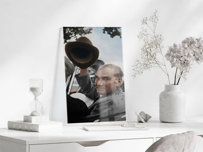 Atatürk Şapkalı Selam Verirken Cam Tablo – Halkla Bütünleşen Lider Temalı Cam Duvar Tablosu -PeonyAta066