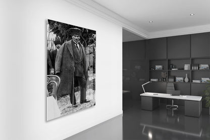 Atatürk Siyah Beyaz Cam Tablo – Bastonlu Tam Boy Portre 4 mm Temperli Cam -PeonyAta060