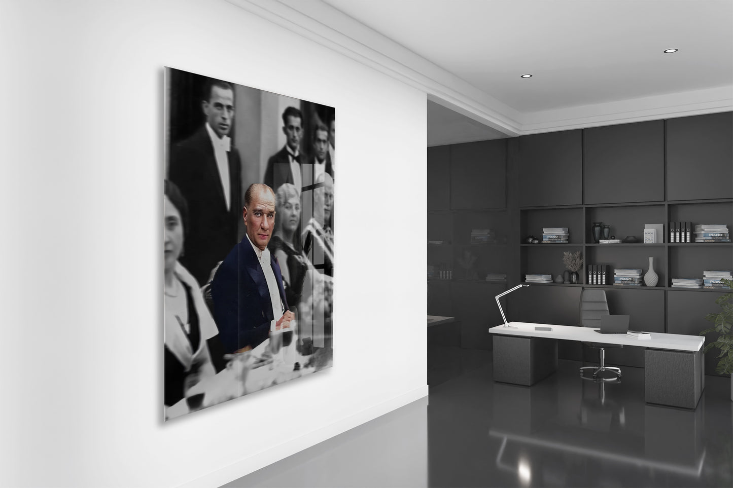 Diplomatik Davette Atatürk Cam Tablo – Devlet Adamlığı ve Modern Cumhuriyeti Yansıtan 4 mm Temperli Cam Duvar Dekoru -PeonyAta1016
