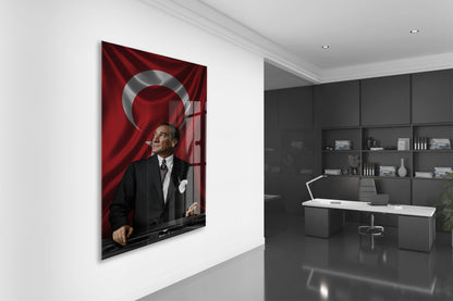 Atatürk Türk Bayrağı Önünde Cam Tablo – Devlet Adamlığı ve Liderlik Temalı 4 mm Temperli Cam-PeonyAta057