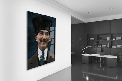 Kalpaklı Atatürk Portre Cam Tablo – Millî Mücadele Ruhunu Yansıtan Modern 4 mm Temperli Cam Duvar Dekoru -PeonyAta1003